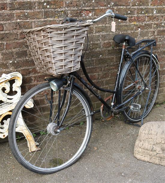 Dutch ladies bicycle with basket(-)